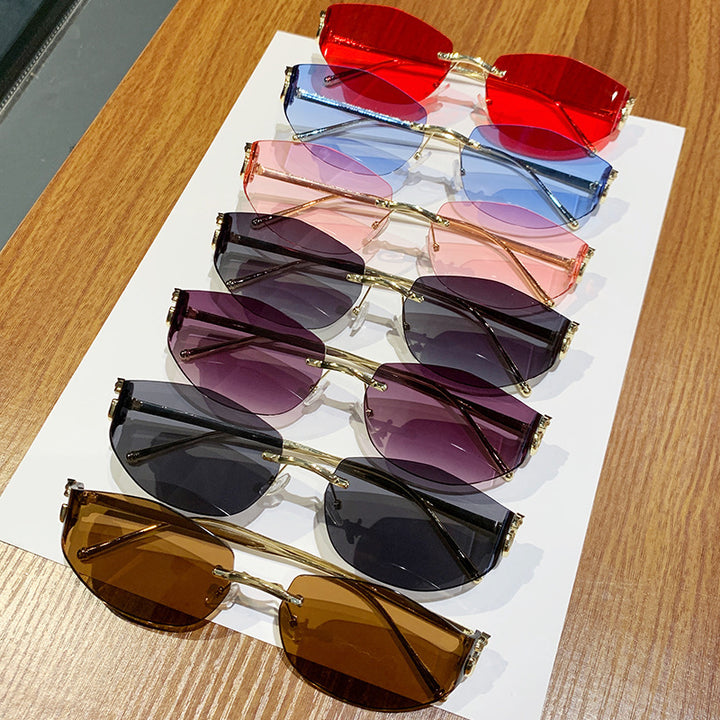 Dame moteriktig solbrille med innovativt sjakkert design Luvikno