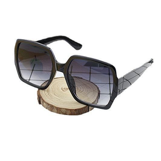 Dame ekstravagant kvadratisk solbrille med unikt design Luvikno