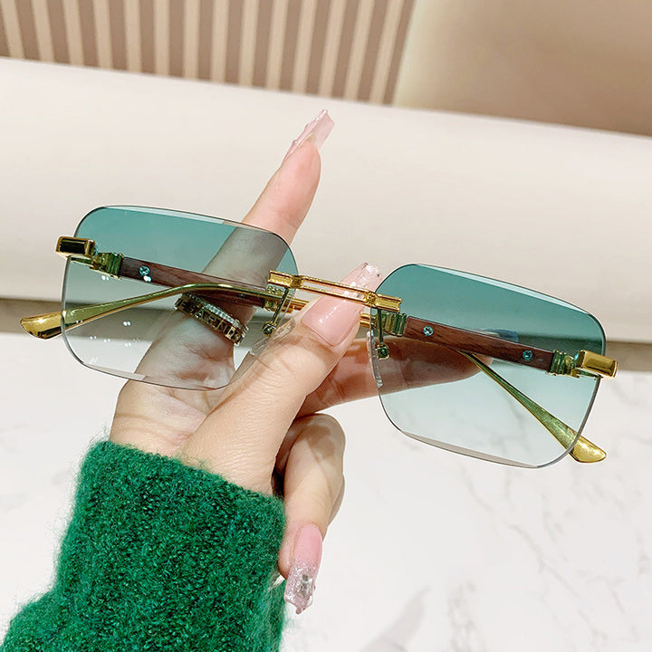 Dame moteriktig rektangulær solbrille med edle metallkanter Luvikno