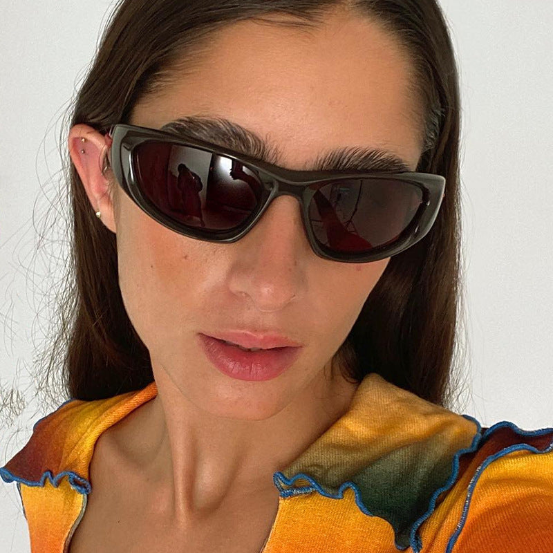 Dame atletisk solbrille med ergonomisk design Luvikno