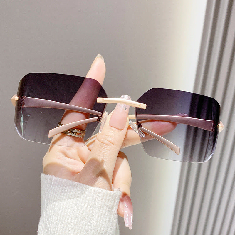 Dame moteriktig kvadratisk solbrille med dekorert metallramme Luvikno