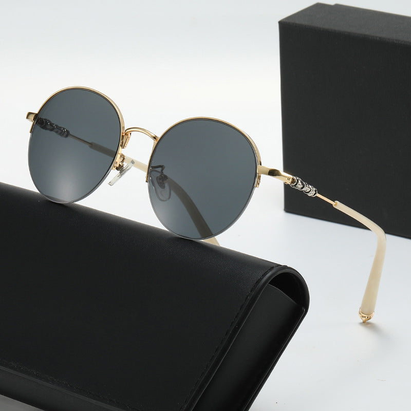 Dame rund solbrille med elegant metallramme og komfortable nesepads Luvikno