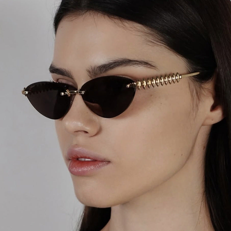 Dame solbrille i moderne, geometrisk design med stilfull metallramme og UV-beskyttelse Luvikno