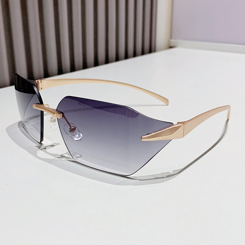 Dame moteriktig kvadratisk solbrille med dekorert metallramme Luvikno
