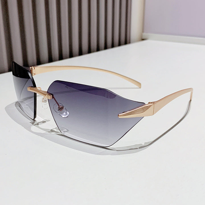 Dame moteriktig kvadratisk solbrille med dekorert metallramme Luvikno