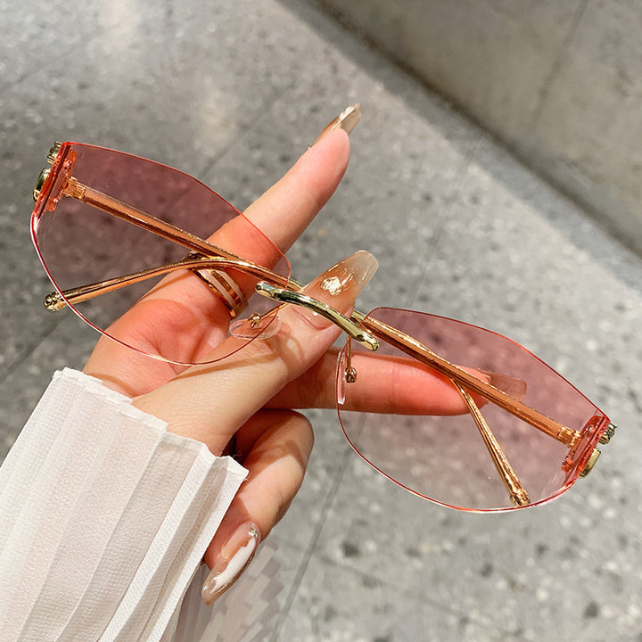 Dame moteriktig solbrille med innovativt sjakkert design Luvikno