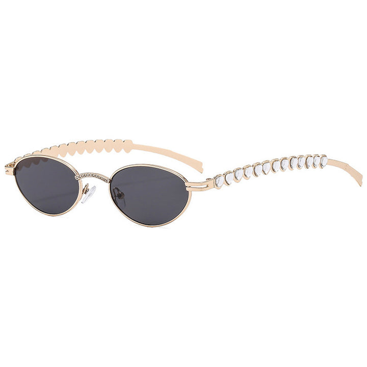 Dame moteriktig solbrille med dekorativ ramme og stilige detaljer Luvikno