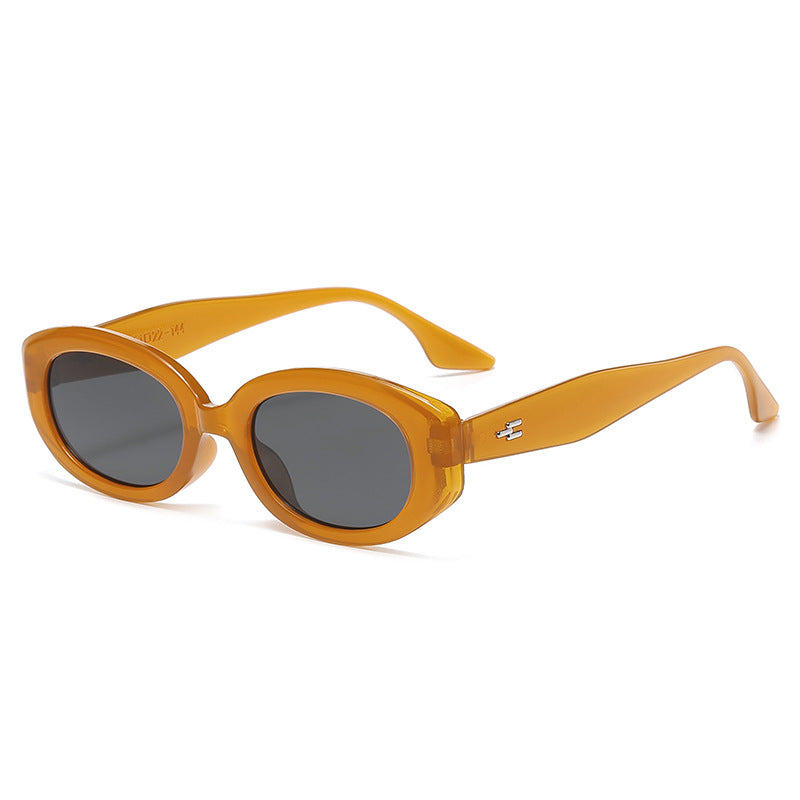 Dame moteriktig solbrille med moderne, oval ramme Luvikno