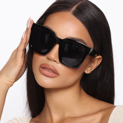 Dame trendy kvadratiske solbriller med trendy ramme og beskyttende UV-filter Luvikno
