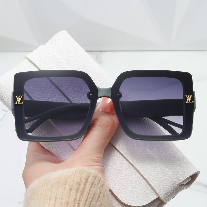 Damen moteriktig firkantet solbrille med elegant design Luvikno