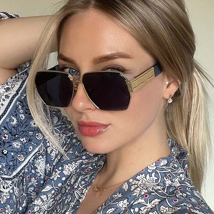 Damer elegant solbrille med markant geometrisk ramme Luvikno