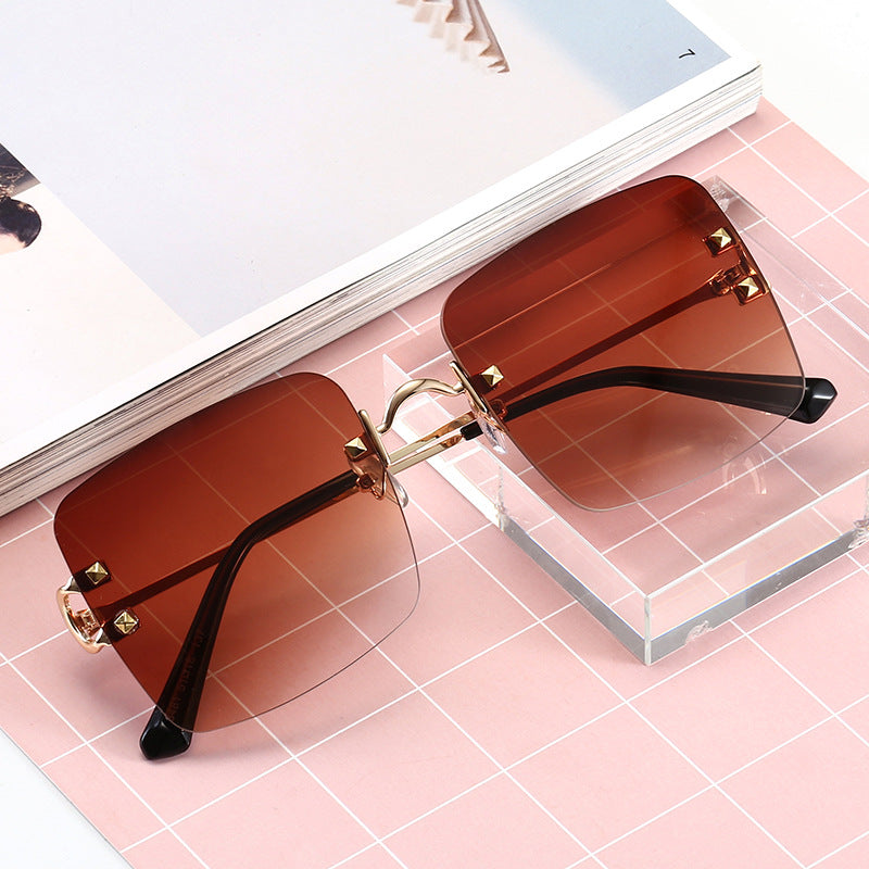 Dame kvadratisk solbrille med elegant metallramme og robuste glass Luvikno