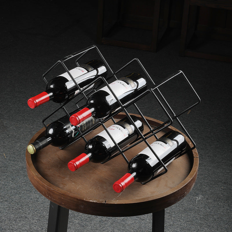Unisex vinrack laget av svart metall Luvikno