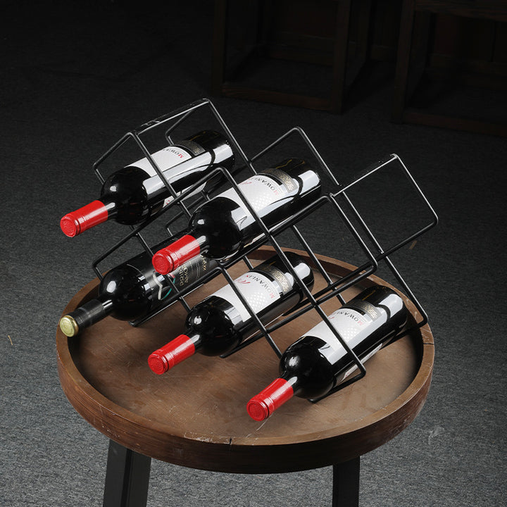 Unisex vinrack laget av svart metall Luvikno