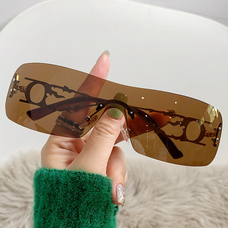 Dame moteriktig solbrille med innovativt design Luvikno