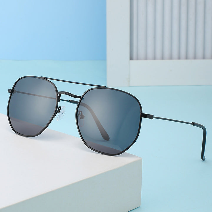 Dame solbrille med oval ramme og beskyttende gradientlinse Luvikno
