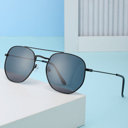 Dame solbrille med oval ramme og beskyttende gradientlinse Luvikno