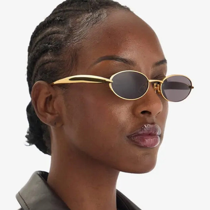 Dame moteriktig solbrille med oval ramme og glitrende detaljer Luvikno
