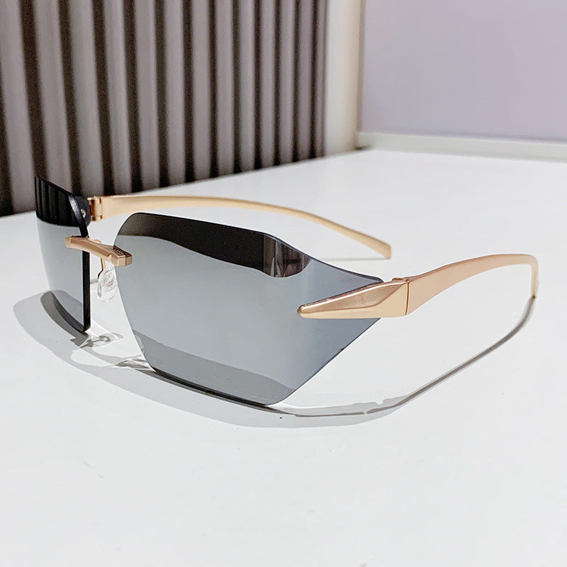 Dame moteriktig kvadratisk solbrille med dekorert metallramme Luvikno