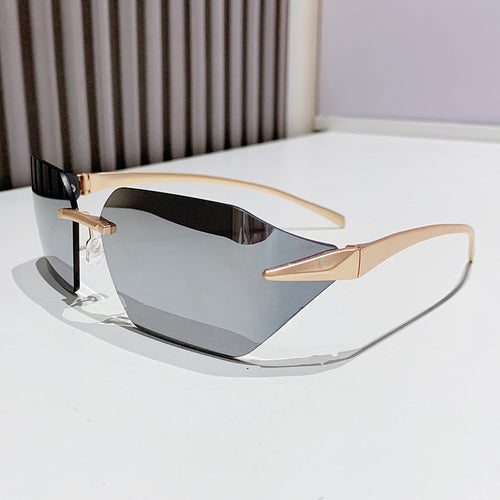 Dame moteriktig kvadratisk solbrille med dekorert metallramme Luvikno