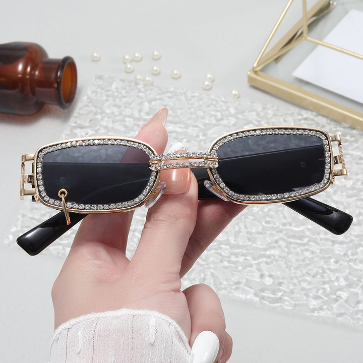 Dame moteriktig solbrille med glitrende krystalramme Luvikno