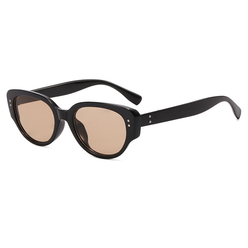 Dame moteriktig solbrille med markant design Luvikno