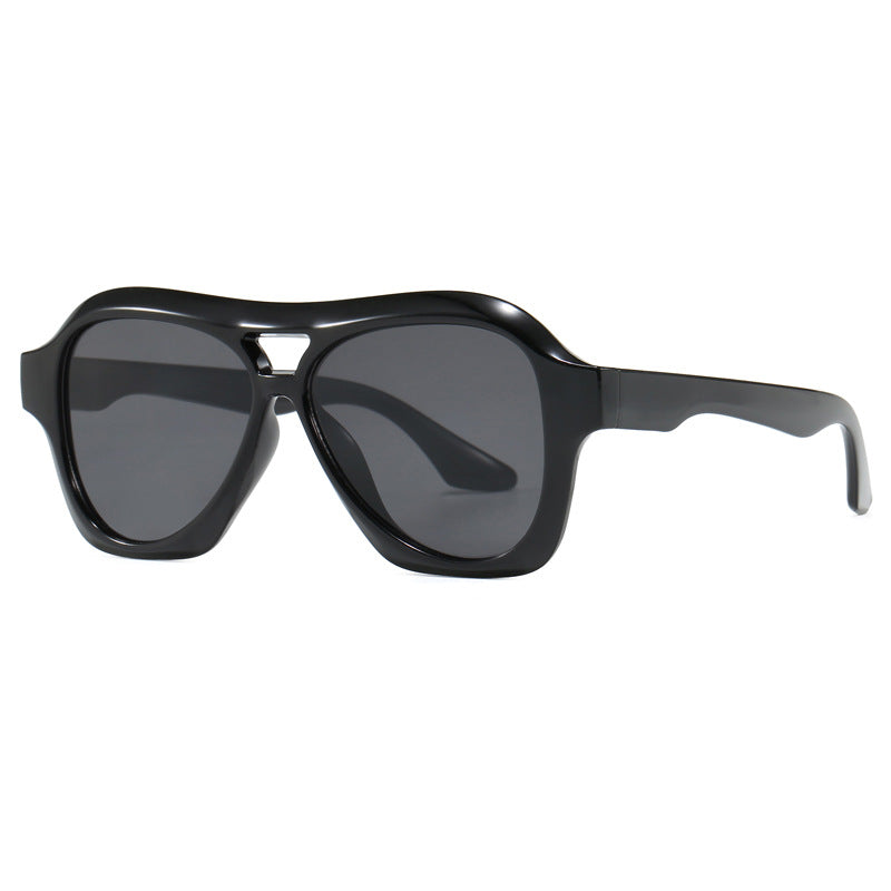 Dame moterik solbrille i innovativ design med bred ramme Luvikno