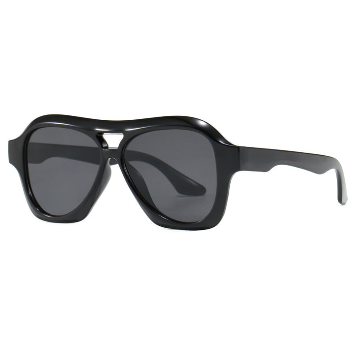 Dame moterik solbrille i innovativ design med bred ramme Luvikno