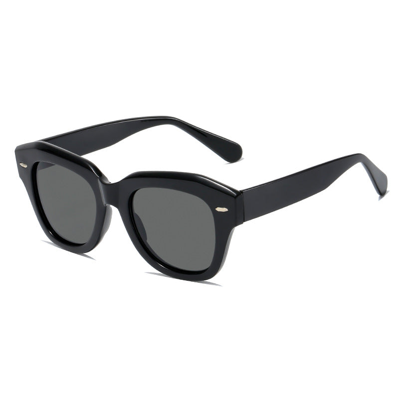Dame stilig solbrille i moderne design med gjennomsiktig ramme Luvikno
