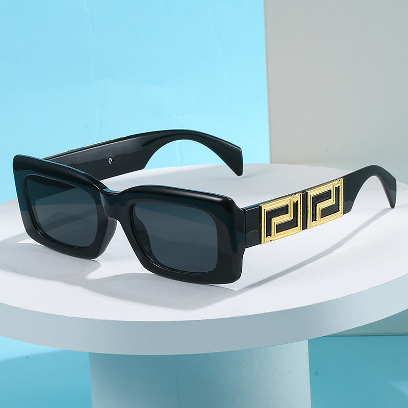 Damer elegant firkantet solbrille med luksuriøs gullaccent Luvikno
