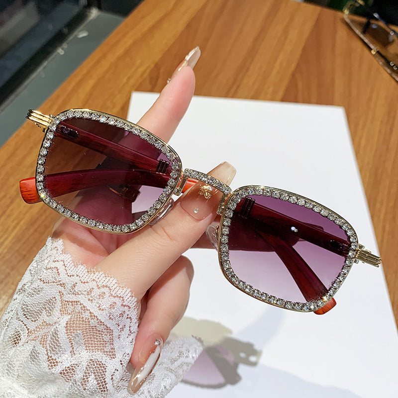 Dame solbrille med strassbesatt ramme og moderne tre-design Luvikno