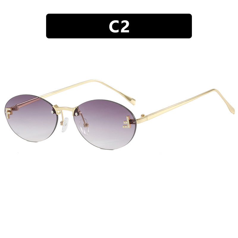 Dame moteriktig solbrille med elegant, speilreflekterende glassfront og filigran metallramme Luvikno