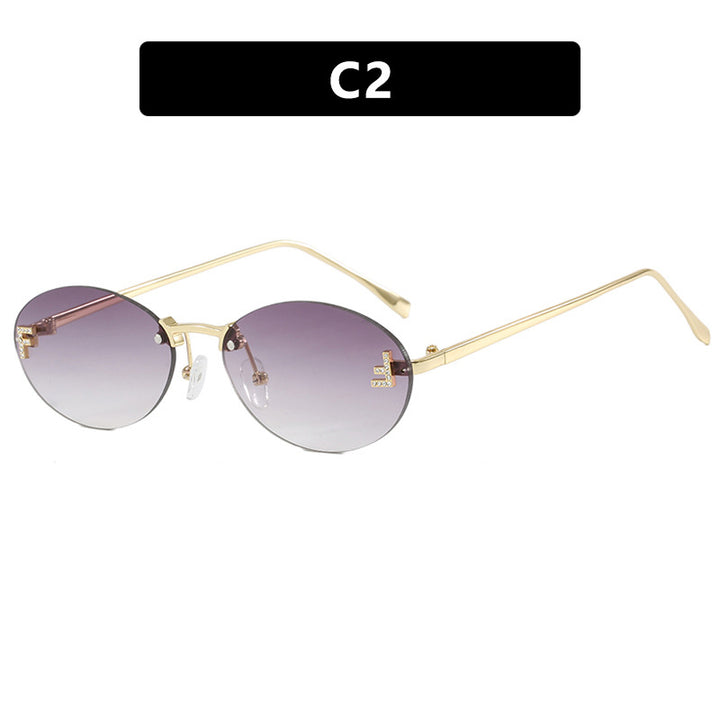 Dame moteriktig solbrille med elegant, speilreflekterende glassfront og filigran metallramme Luvikno