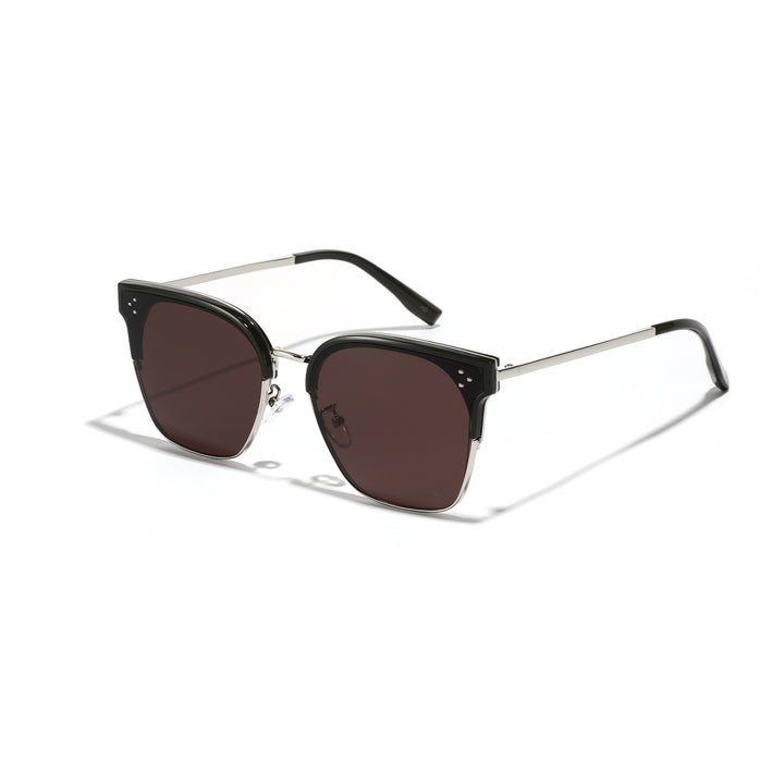 Dame moteriktig solbrille med markant design og kontrastfylt ramme Luvikno