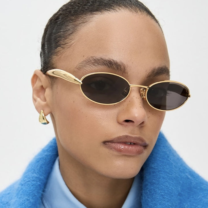 Dame moteriktig solbrille med oval ramme og glitrende detaljer Luvikno