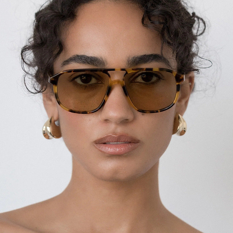 Dame moteriktig solbrille i elegant kvadratdesign Luvikno