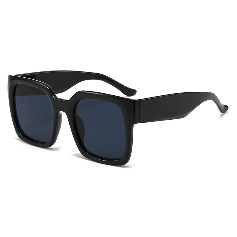 Dame firkantet solbrille med stilfull gjennomsiktig ramme og myk fargegradient Luvikno
