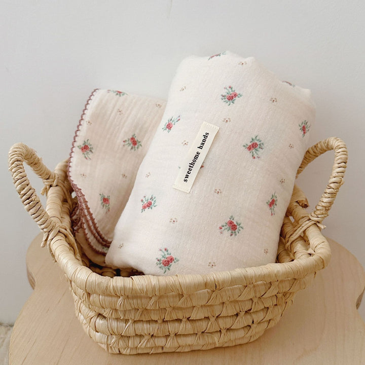 Unisex Musselinteppe med delikat blomsterdesign og elegante volanger Luvikno
