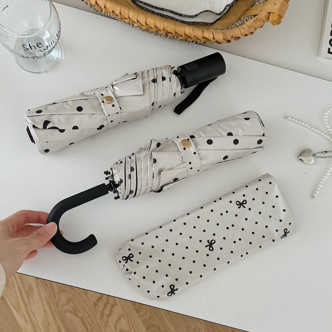Dame kompakt paraply med stilfull prikkedesign Luvikno