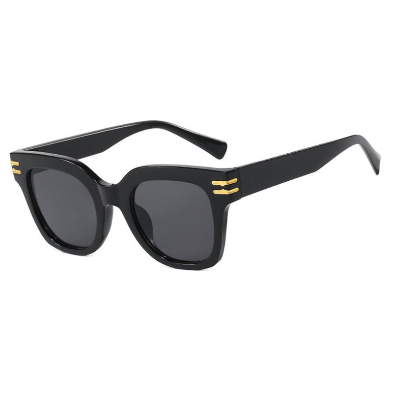Dame moteriktig solbrille med elegante aksenter Luvikno