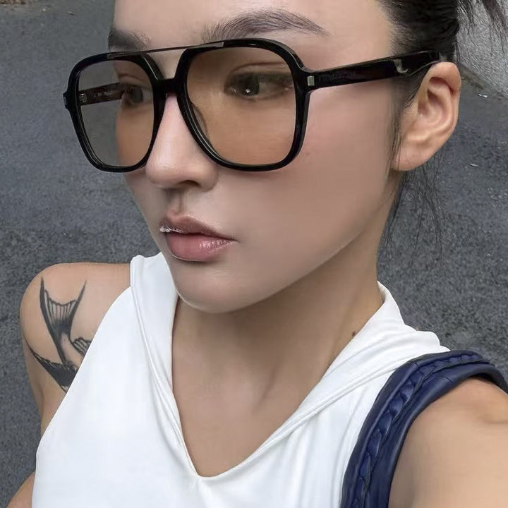 Dame kvadratisk solbrille med beskyttende UV-filter og elegant ramme Luvikno