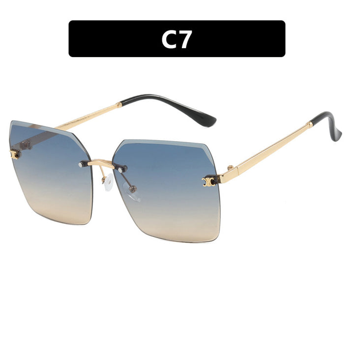 Dame firkantet solbrille i moderne design med filigran metallramme Luvikno