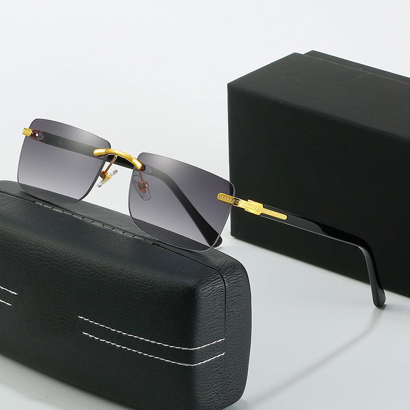 Dame moteriktig solbrille med stilren, firkantet ramme og elegante metallkanter Luvikno