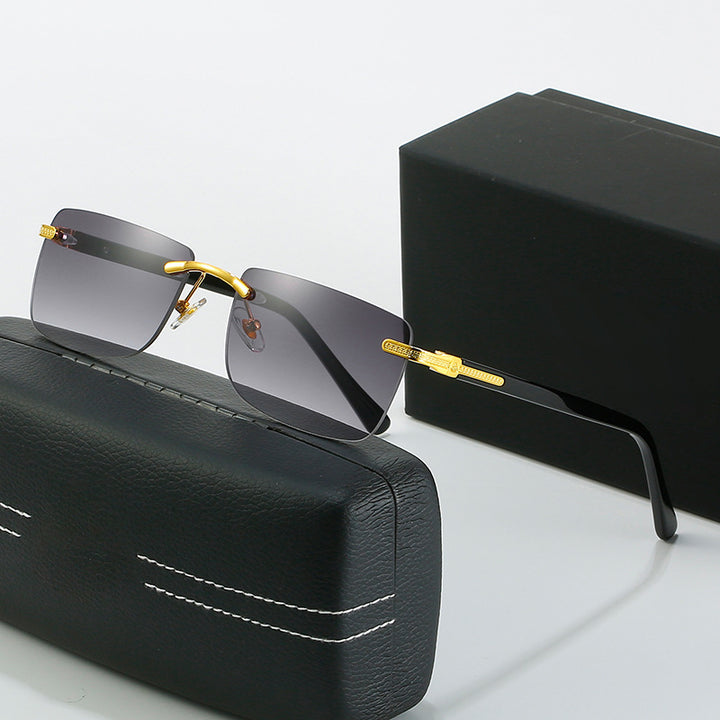 Dame moteriktig solbrille med stilren, firkantet ramme og elegante metallkanter Luvikno