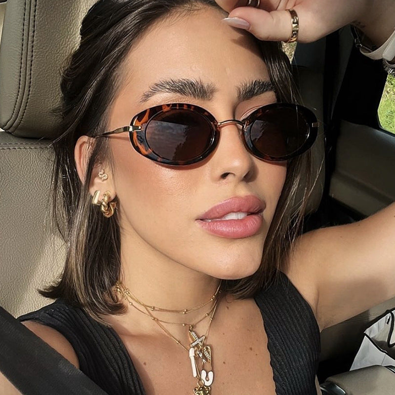 Dame moteriktig solbrille i elegant ovalt design Luvikno