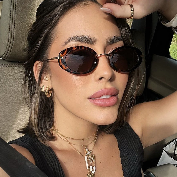 Dame moteriktig solbrille i elegant ovalt design Luvikno