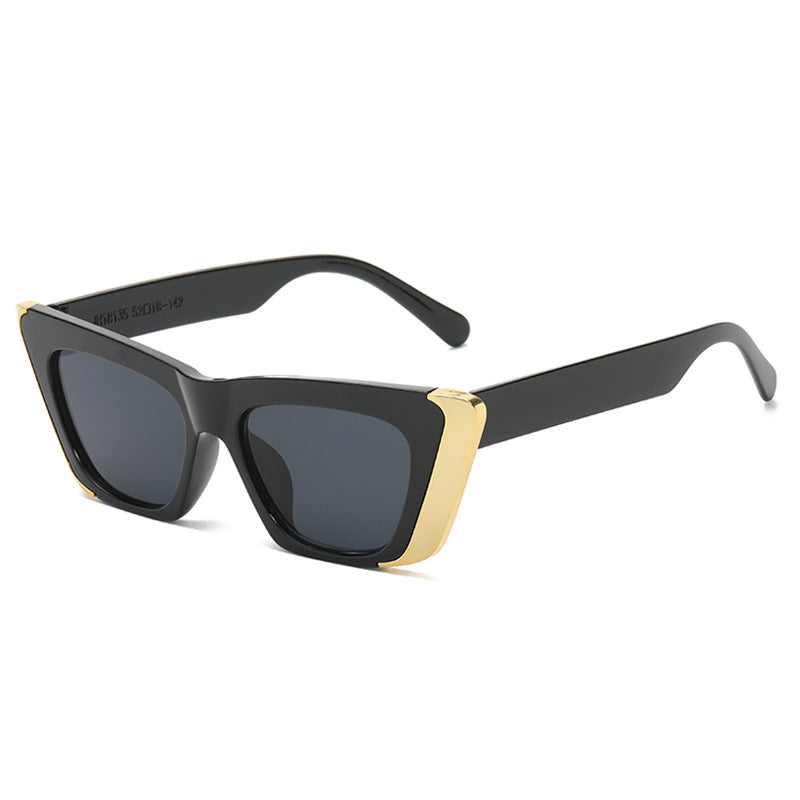Dame moteriktig solbrille med firkantet ramme og luksuriøst fôr Luvikno