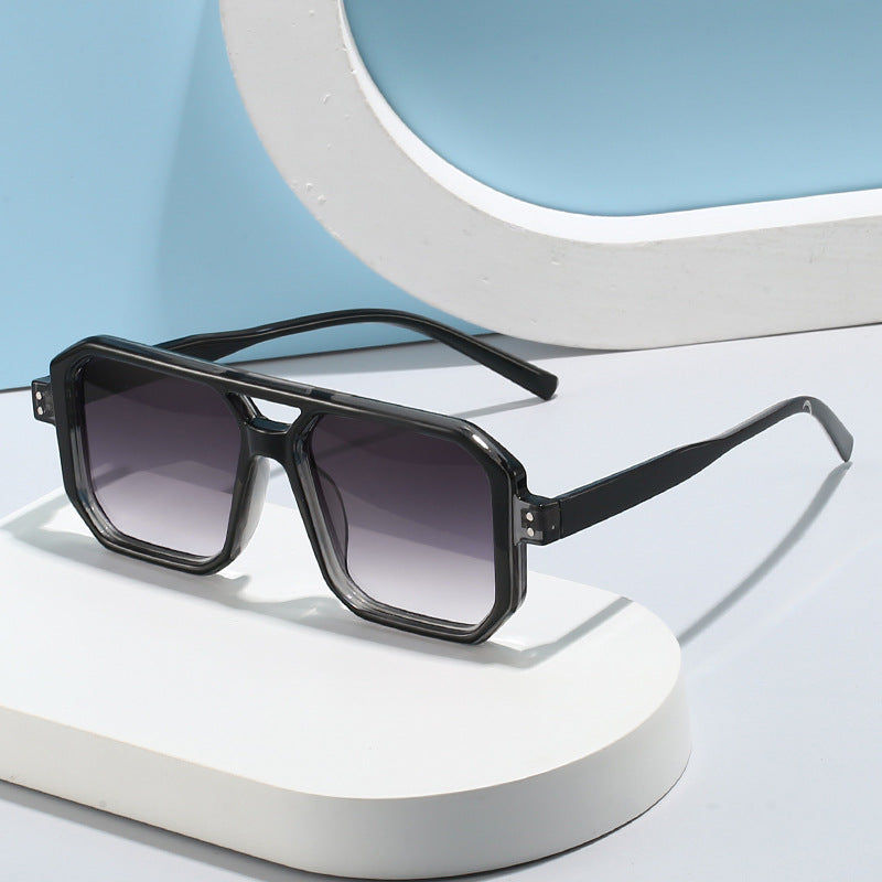 Dame moteriktig solbrille i moderne åttekantet design Luvikno