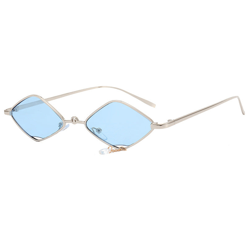 Dame moteriktig solbrille med fasettert ramme Luvikno