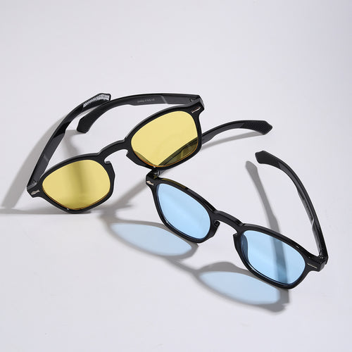 Dame moteriktig solbrille med innovativt design og matt plastikkramme Luvikno